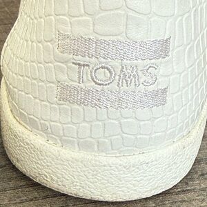 TOMS Women’s White Croc-Patterned Slip On Shoes